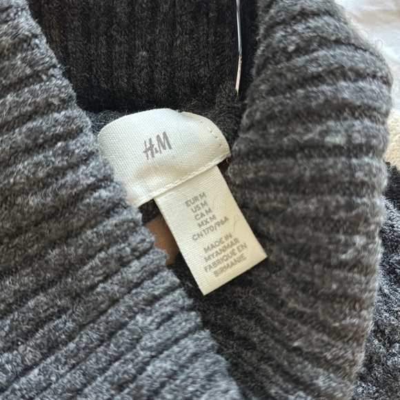 Oversized Medium Turtleneck Sweater with Side Slits - Picture 4 of 5